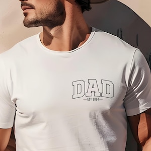 Tshirt papa est 2024, chemise papa personnalisée, papa personnalisé, faire-part de grossesse pour papa, cadeau pour papa, chemise fête des pères, chemise nouveau papa