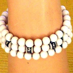 Bracelet manchette vintage en strass et perles de porcelaine blanche, bracelet années 1950