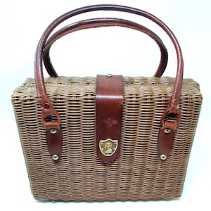 Bolso de mano de mimbre vintage de los años 60 con correas de cuero de Ritter. Está dentro del bolso. Bolso de mano de Hong Kong Mad Men. Bolso de mano con resorte