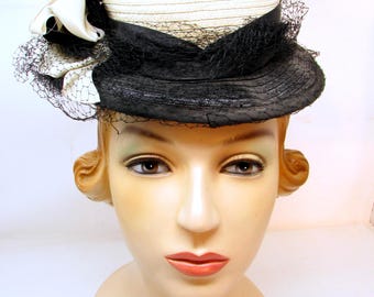 Vintage 1940s Percher Hat – Black and White Straw, Netting and Satin Bows