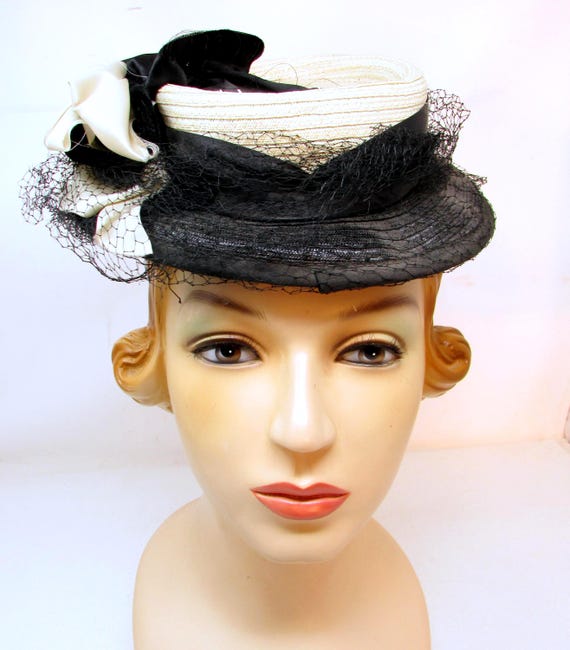 Vintage 1940s Percher Hat – Black and White Straw, Netting 