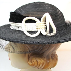 Vintage 1940s Black Straw Tilt Hat with Veil, Velvet Band & White Bow – Classic Church Hat, Film Noir Style, Derby Fashion
