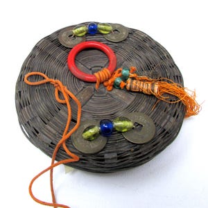 Cesta de costura chinesa em miniatura vintage – Cesta trançada de 5 polegadas com moedas, contas e alça de anel vermelho