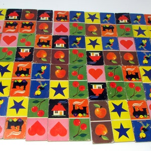 Jeu de correspondance avec mémoire vintage, graphisme des années 1930, carreaux, cerises, trains, oiseaux, jeu antique, cartes mémoire, pomme, étoile, maison, 45 pièces, tuiles