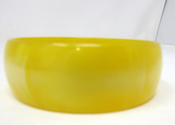 Vintage Lucite Bangle Yellow with Shimmer Pearl W… - image 3