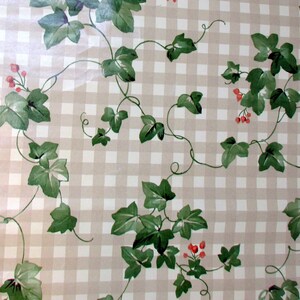 Vintage 1950er Jahre Tapete 4 1/3 Yards grüne Blätter mit roten Beeren auf grauem kariertem Hintergrund UWPC von NACE Union Made Küchenschrank