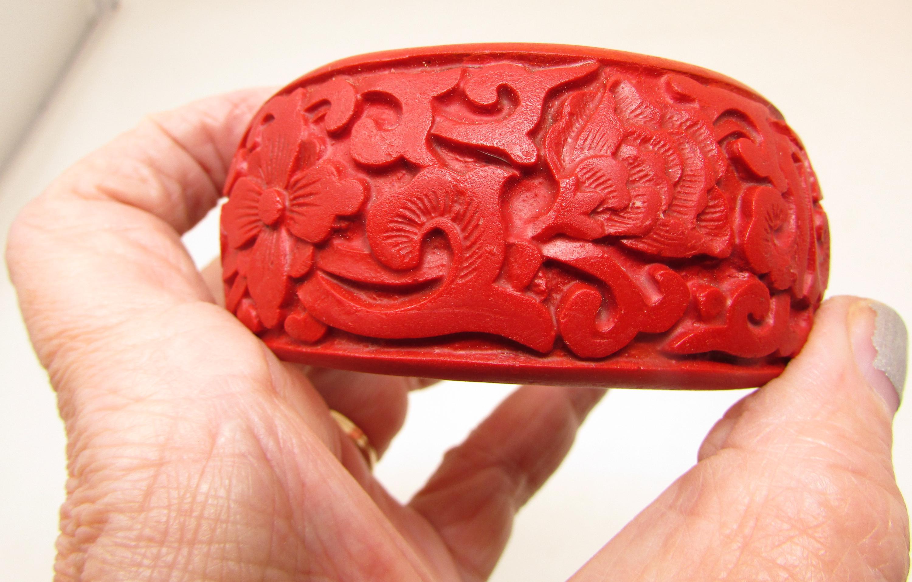 ヴィンテージ中国製辰砂バングル：赤い漆の花彫りブレスレット - Etsy 日本