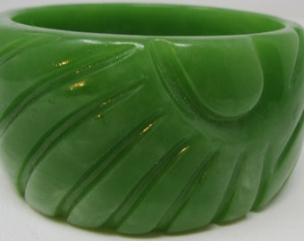 Vintage Bakelite Apple Green Carved Bracelet Bakelite Bangle Wide Cuff Deeply Carved Art Deco design, Vintage 1930's/1940's