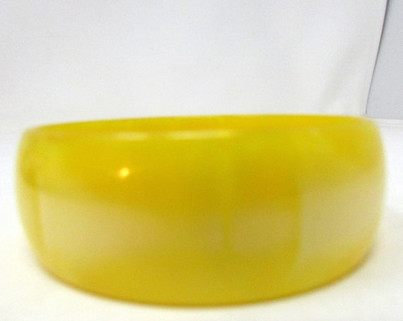 Vintage Lucite Bangle Yellow with Shimmer Pearl W… - image 1