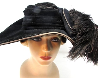 Cappello vittoriano a tesa larga: velluto nero e piume di struzzo, oggetto di scena di un film antico