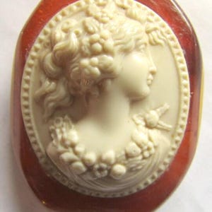 Spilla vintage in bachelite vittoriana con cammeo in celluloide ovale, succo di mela, grande, dettaglio squisito