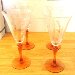 Set van 4 vintage wijnbekers met amberkleurige steel – 8&quot; hoog – geëtst klokje – elegant antiek glaswerk fluiten