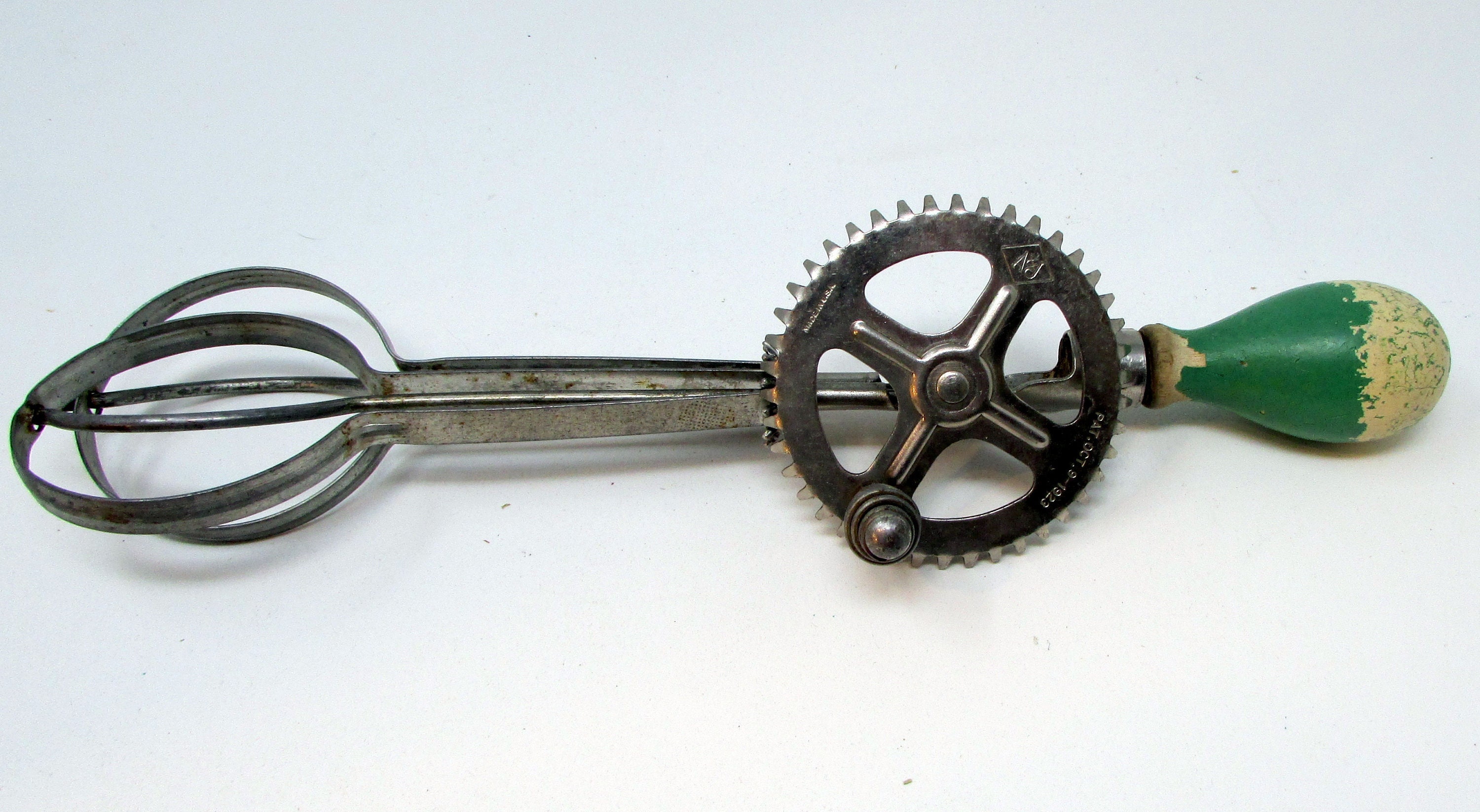 Hand crank top egg beater