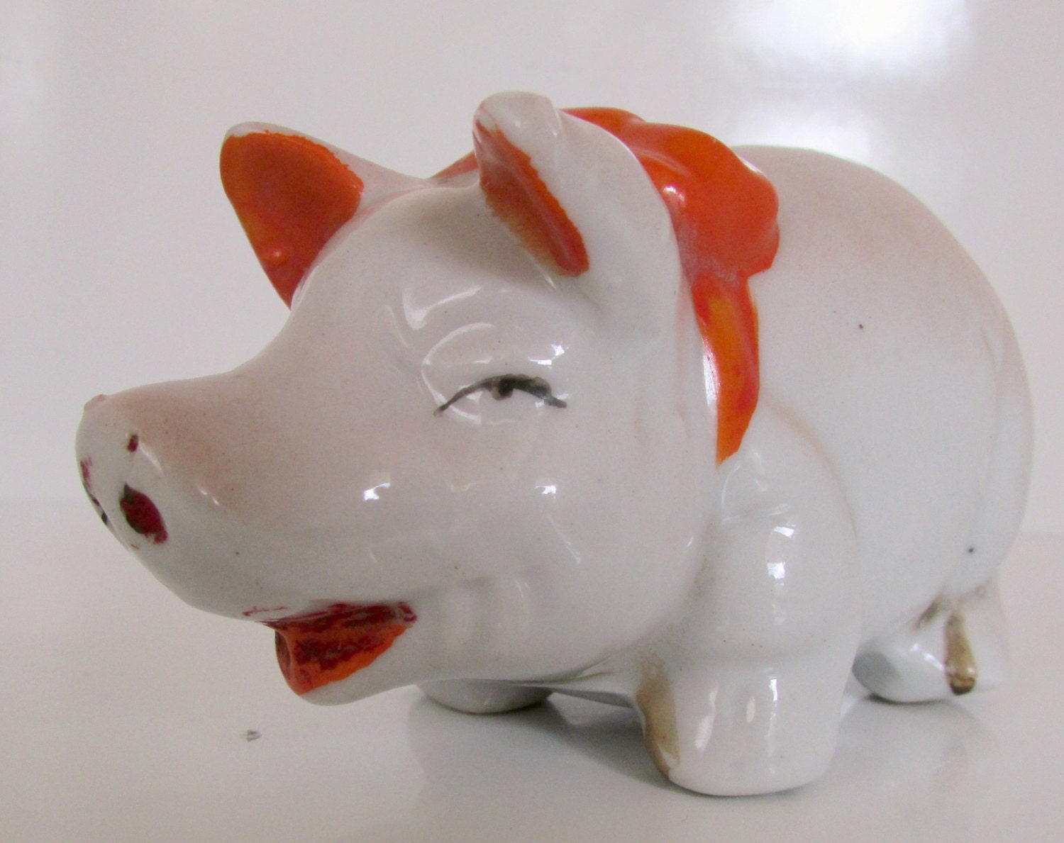 Piggy bank with their own hands in the form of a plaster pig Piggy bank with their own hands in the form of a plaster pig