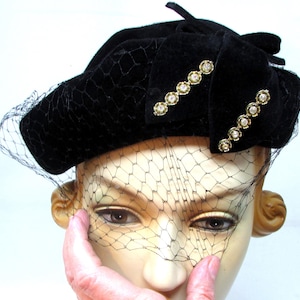 Vintage Velour Cocktail Hat – 1950s Rhinestone Veil, Made in  display picture 1