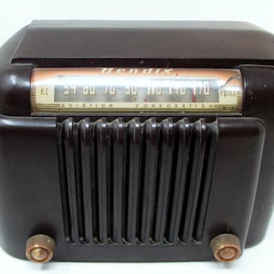 Radio de válvulas Bendix vintage modelo 526A en funcionamiento – Caja de baquelita – Cuerpo de Aviación – Banda de policía – Decoración industrial – Restauración