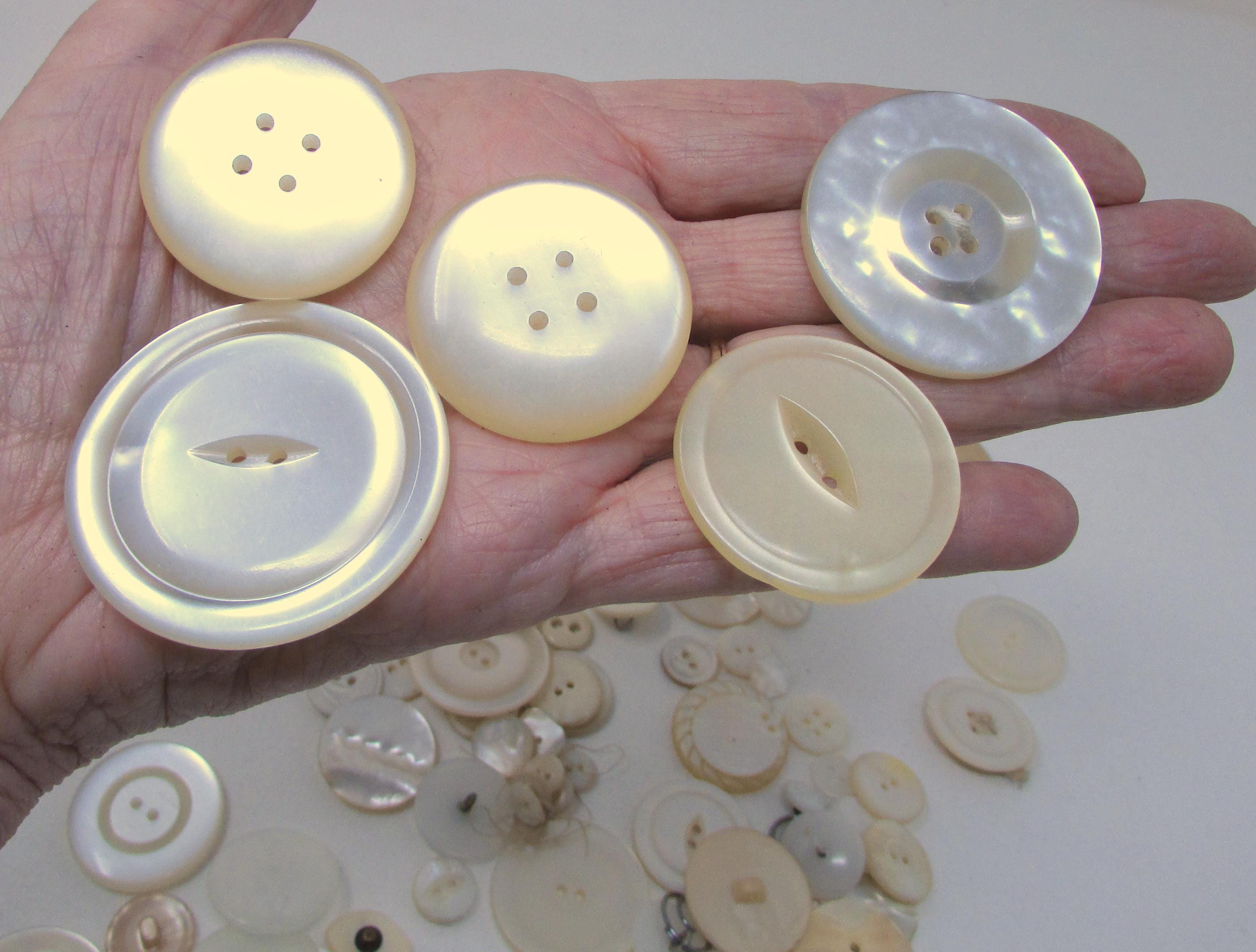 Lot De 24 Boutons Vintage En Nacre Blanche - 4 Trous, Diamètre 1,3 Cm - Réf 2348 - Origine France
