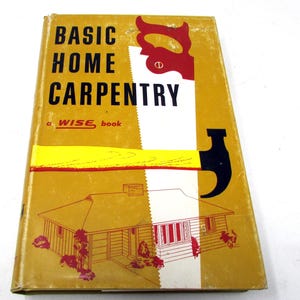 Può includere: Un libro con copertina rigida intitolato Basic Home Carpentry, un libro Wise. La copertina giallo senape presenta una sega a mano rossa, un martello giallo e un disegno al tratto di una casa in rosso. Il testo è stampato in grassetto nero.