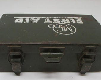 ヴィンテージ工業用金属製救急箱（包帯付き） - Etsy 日本
