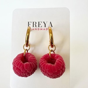 Realistische frambozenkleurige oorringen van polymeerklei, handgemaakte botanische sieraden in cottagecore-stijl.