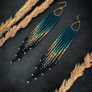 Pendientes largos con flecos y cuentas. Pendientes con degradado azul verdoso y dorado. Joyería bohemia hecha a mano.
