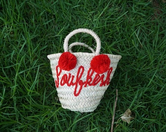 Personalisierter marokkanischer Mini-Strohkorb - Benutzerdefinierte Name Pom Pom gewebte Tasche - handgemachtes Kindergeschenk, Brautjungfern-Bevorzugung, Sommer-Tasche
