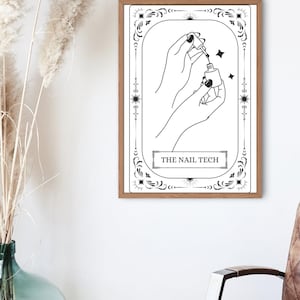 Impressão digital The Nail Tech | Arte de parede imprimível em preto e branco A4 | Decoração de salão ousada | Presente Nail Tech l Impressão de carta de tarô The Nail Tech