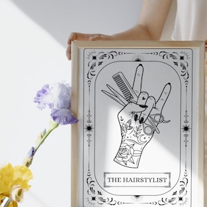 Impressão digital do cabeleireiro | Arte de parede imprimível em preto e branco A4 | Decoração de salão ousada | Presente de cabeleireiro l Impressão de carta de tarô do cabeleireiro