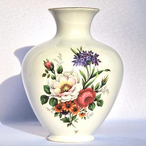 Vintage KPM Berlin porcelain vase, floral pattern Germany 1960s, collectible retro decor. 15.5 cm