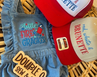 Casquette snapback brodée rouge, blanche et brune