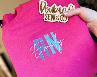 Sudadera de cuello redondo bordada personalizada con nombre de enfermera registrada (RN)