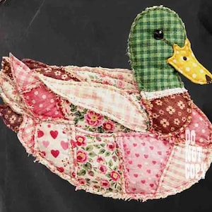 Peut inclure: Un objet décoratif en forme de canard fait à la main. Le canard présente une tête à carreaux verts, un bec jaune à pois et un corps en patchwork avec divers motifs floraux et en forme de cœur. Les ailes sont faites de tissus roses et blancs. Le texte "DO NOT COPY" est visible.