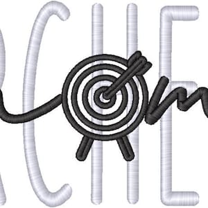 Puede incluir: Diseño bordado con la palabra "ARCHERY" en letras blancas estilizadas. La palabra "mom" está en escritura negra, con un objetivo y una flecha en blanco y negro que reemplazan la "o". Un diseño para los entusiastas del tiro con arco.