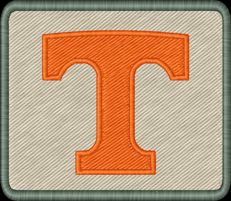 Op de afbeelding: Geborduurde patch met een grote oranje letter "T" op een lichtbeige achtergrond. De patch heeft een rechthoekige vorm met afgeronde hoeken en een donkergroene rand. De "T" is gevuld met oranje draad.