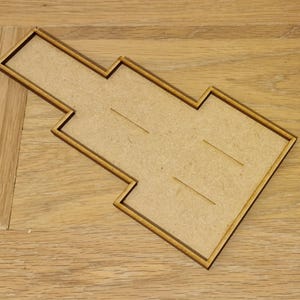 Op de afbeelding: Een houten dienblad met twee gleuven, perfect om kleine items te organiseren. Het dienblad is gemaakt van natuurlijk hout en heeft een lichtbruine kleur.