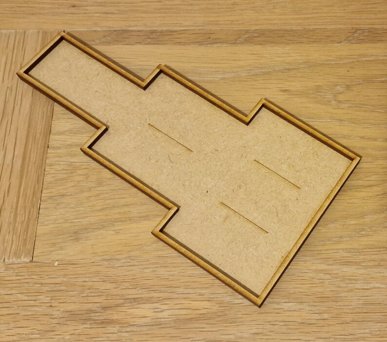 Op de afbeelding: Een houten dienblad met twee gleuven, perfect om kleine items te organiseren. Het dienblad is gemaakt van natuurlijk hout en heeft een lichtbruine kleur.