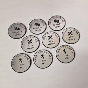 Puede incluir: Un juego de tres tazas de cerámica con un acabado mate moteado. Las tazas son en tonos crema, gris claro y gris oscuro. Cada taza tiene un diseño simple y minimalista, ideal para café o té.