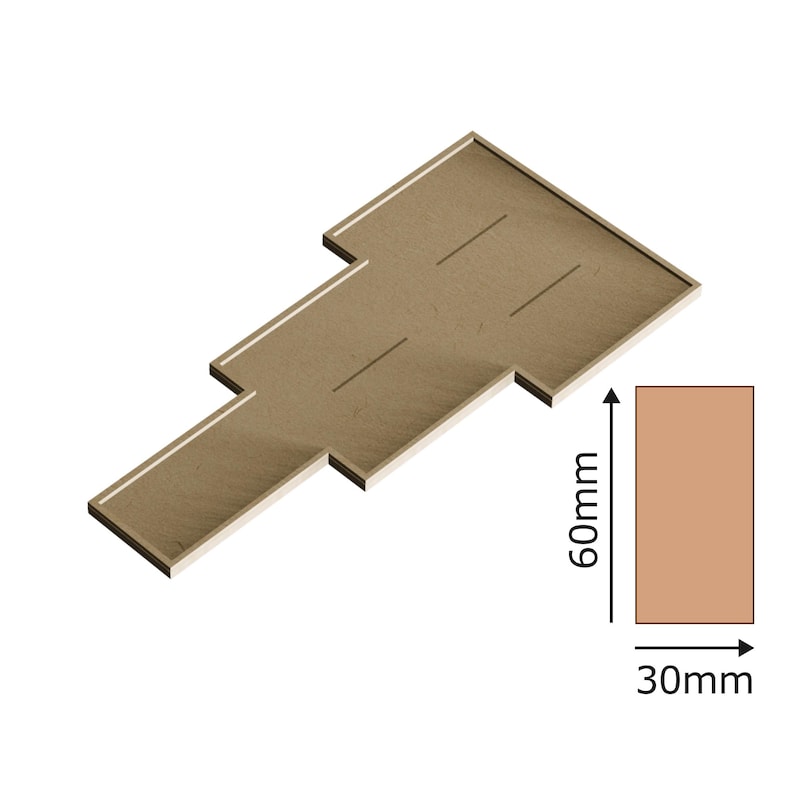 Op de afbeelding: Een bruin kartonnen model van een gebouw met een rechthoekige basis en een rechthoekige uitbreiding. Het model is 60 mm hoog en 30 mm breed.