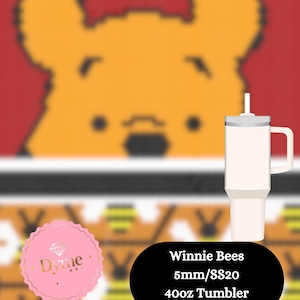 Könnte beinhalten: Ein weißer 1183ml-Becher mit Griff und Strohhalm, mit dem Text "Winnie Bees". Der Hintergrund enthält ein pixeliges Bild von Winnie Puuh und ein Muster aus Bienen und Waben.
