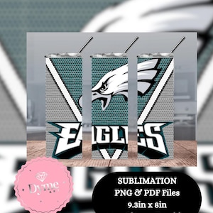 Può includere: Un set di tre bicchieri sottili da 20 once con il logo dei Philadelphia Eagles. Il design include il logo della testa d'aquila della squadra, il nome della squadra e una combinazione di colori verde acqua, grigio e bianco. Ogni bicchiere ha un coperchio argentato e una cannuccia.