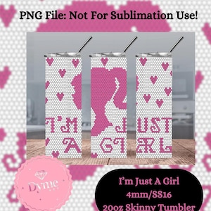 Puede incluir: Un vaso delgado de color rosa y blanco con el texto "I'm Just A Girl" y corazones. El vaso es de 20oz y 4mm/SS16.