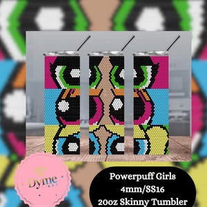 Puede incluir: Tres vasos delgados de 20 oz con un diseño de Powerpuff Girls. Los vasos están decorados con un diseño pixelado de las Powerpuff Girls en sus colores característicos: rosa, azul y verde. El texto "Powerpuff Girls 4mm/SS16 20oz Skinny Tumbler" está impreso debajo de los vasos.