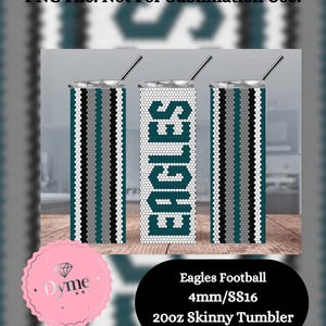 Può includere: Tre bicchieri sottili da 20 once con una cannuccia argentata. Uno ha la scritta "EAGLES" in bianco, gli altri due hanno un design a righe verde acqua, grigio e nero. È visibile anche il testo "Eagles Football".