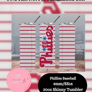 Puede incluir: Tres vasos delgados de 20 oz con un patrón de rayas rojas y blancas y la palabra "Phillies" en rojo con una estrella azul. Cada vaso tiene una pajita plateada. El texto de la imagen dice "PNG File: Not For Sublimation Use!"