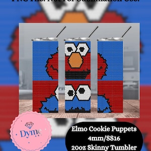 Puede incluir: Tres vasos delgados de 20 oz con un diseño pixelado rojo, azul y blanco de Elmo de Plaza Sésamo. Los vasos son de 4 mm/SS16 y no son para uso de sublimación. El texto "Elmo Cookie Puppets 4mm/SS16 20oz Skinny Tumbler" está debajo de los vasos.