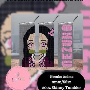 Puede incluir: Juego de tres vasos delgados de 591 ml con un diseño de Nezuko Anime. Los vasos presentan una imagen pixelada de Nezuko, con una combinación de colores rosa y negro. Cada vaso tiene una pajita plateada y el texto "NEZUKO" en rosa.