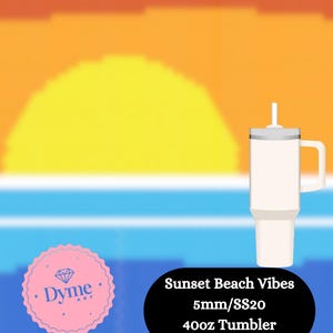 Puede incluir: Un vaso blanco de 1,18 litros con asa y pajita, sobre un fondo de puesta de sol naranja, amarillo y azul. El vaso tiene el texto "Sunset Beach Vibes" y "5mm/SS20" y está marcado con un logotipo rosa.