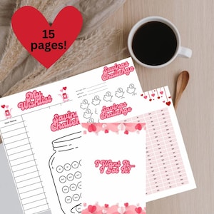 Könnte beinhalten: Ein druckbares Spar-Challenge-Set mit 15 Seiten. Das Set beinhaltet einen Spar-Tracker, eine Wunschliste, ein Sparglas und eine "Ich will es... Ich habe es!"-Seite. Die Seiten sind mit rosa Herzen und einem rosa-weißen Farbschema verziert.