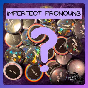 Op de afbeelding: Een verzameling pronomen-buttons met holografische en regenboogontwerpen. De buttons tonen zinnen als "they/them", "she/her" en "dey/deren". De afbeelding bevat de tekst "IMPERFECT PRONOUNS" en een vraagteken.