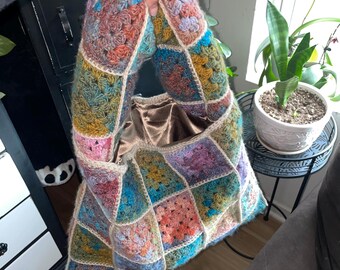 Bolso de crochet multicolor con forro de seda